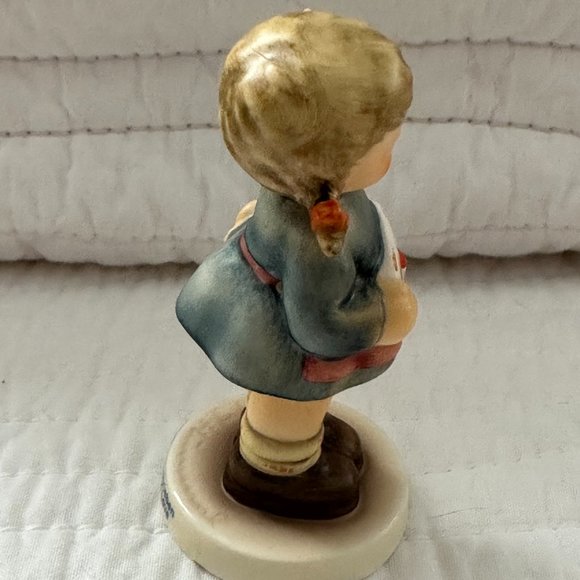 Porcelain Figurine Goebel Hummel " Messages of Love " #1313 Boxed 2050/A 1997 - Picture 5 of 12